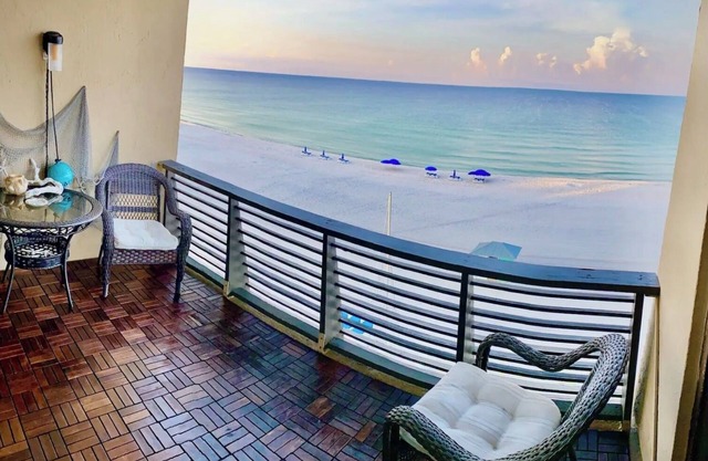 Beachfront, Top Floor, Modern, Snowbird-Military. 3 month rental. Dec-Feb