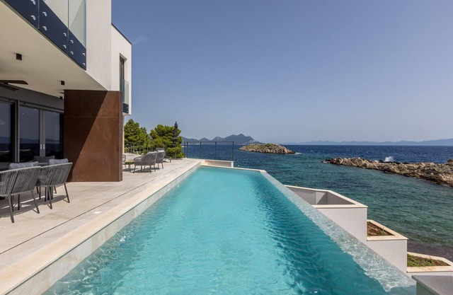 Beachfront Villa Fine Time with Pool II