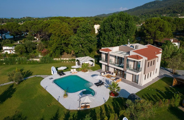 Beachfront villa in Vourvourou, Halkidiki with private pool, ideal for families.