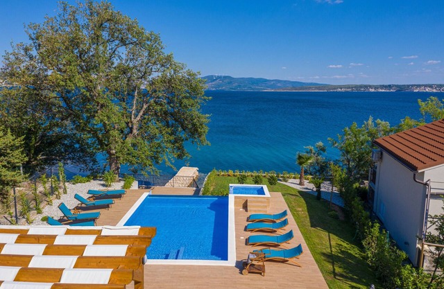 Beachfront villa Promenada