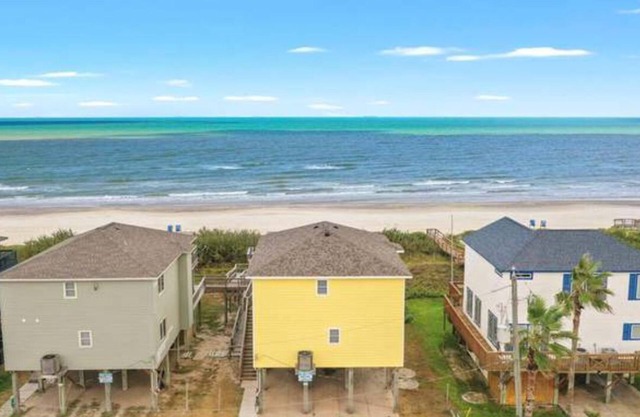 Beachfront Villa! Newly renovated - w/Direct Beach Access & Spacious Deck
