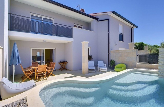 Beachfront villa with private pool and air conditioning, wifi, terrace, barbecue - ideal for a perfect family vacation.