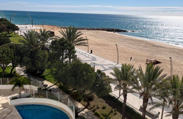 Beachfront w/Pool Penthouse By Centralgarve