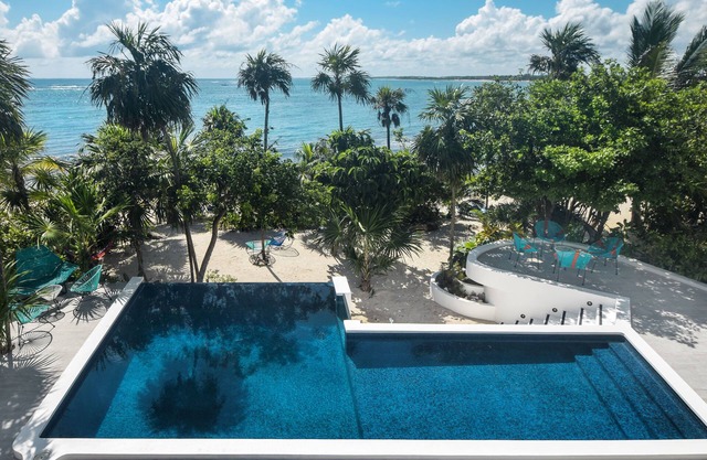 Beachfront without seaweed, infinity pool, rooftop jacuzzi, Chef included.
