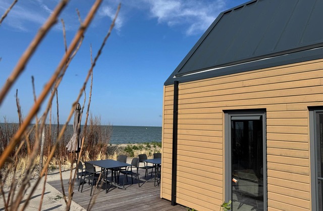 BeachHouse sun deck with sea view in Enkhuizen for the whole family