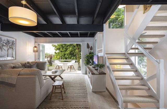 Beachside 2-Bed House with Pool, Courtyard & BBQ