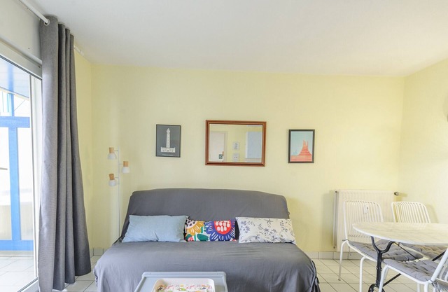 Beachside Apartment with Terrace, Pool, Tennis, and WiFi - 4 Guests