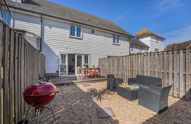 Beachside Cottage - Two Bedroom House, Sleeps 4