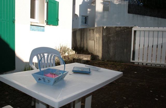 Beachside Escape: Cozy House Close to Forest and Beach, Pet-Friendly, WiFi, Parking