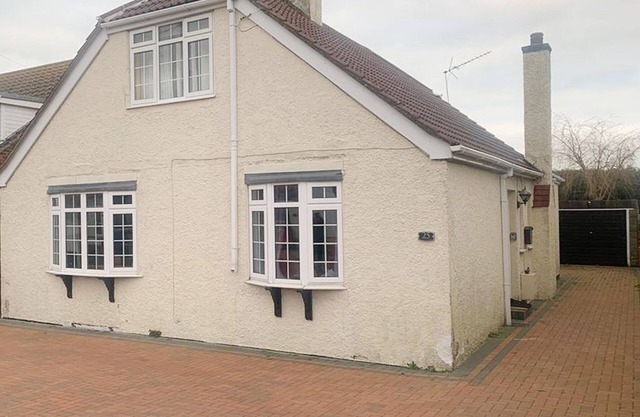 Beachside Family Home Sleeps 8 with Parking