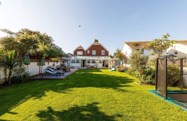 Beachside Retreat for 8 Close to Village