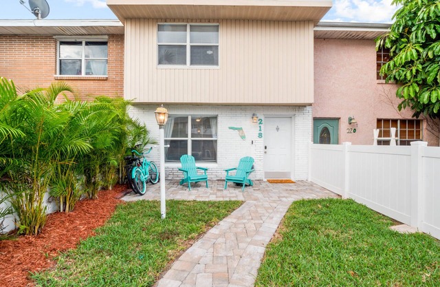 Beachside Space Coast Townhouse, walk to the beach, pet friendly