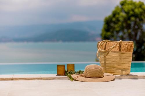 BEACHSIDE VILLA - VESPA - 3 BDR VILLA plus 1 BDR APARTMENT at SUNSET COVE BAY with SEA and MOUNTAIN VIEWS, 100 meters to the Swimming Beach