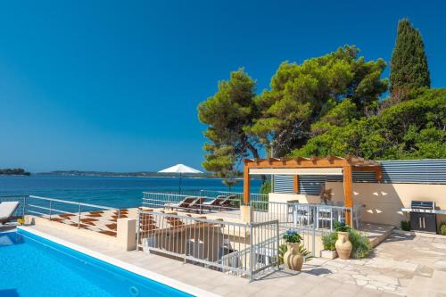 Beachvilla AdriaStone with Pool and Jacuzzi
