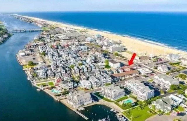 Beachy 2 bdrm with everything at your fingertips
