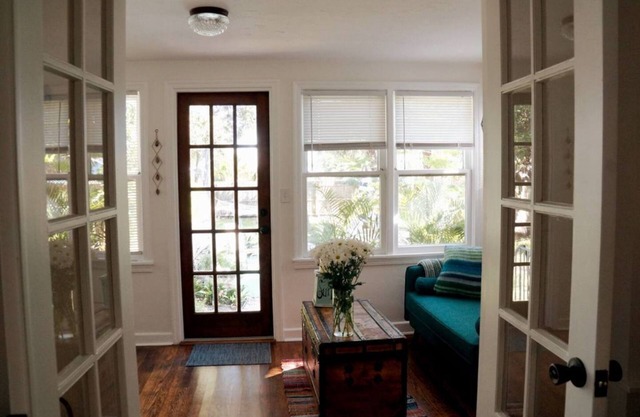 Beachy & Boho w/a Large & Lush Fenced Back Yard