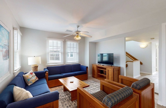 Beachy townhouse with pool acces, washer/dryer, fast WiFi, AC & ocean views