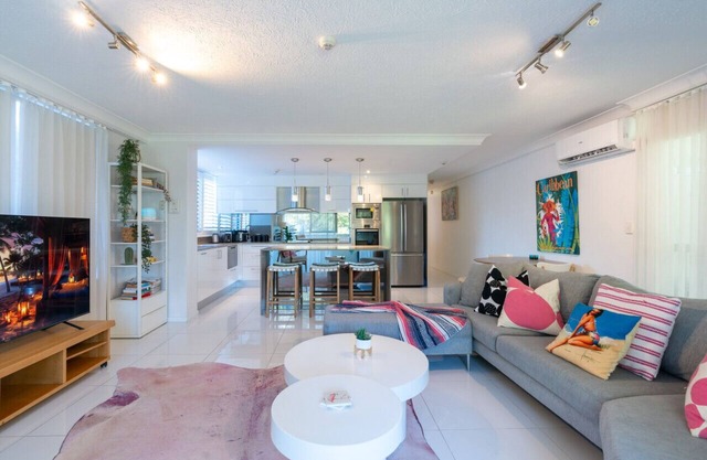Beaming Apartment On Burleigh Beach