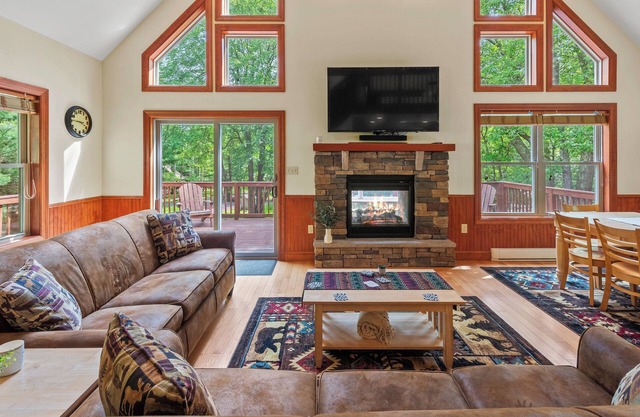 Bear Paw Lodge by AvantStay | Hot Tub, Deck, & Fire Pit