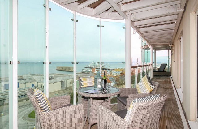 BEAR'S APARTMENT, country holiday cottage in Castletown, Portland