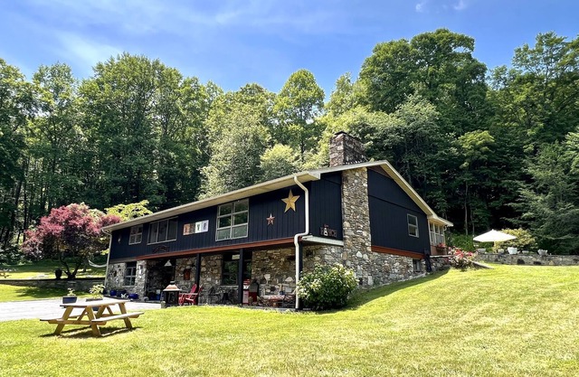 BearWallow MountainRetreat Hot tub 25 min from Asheville Endless Hiking trails.
