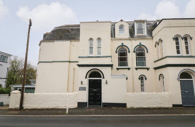 BEAUFORT HOUSE, pet friendly, character holiday cottage in Ilfracombe