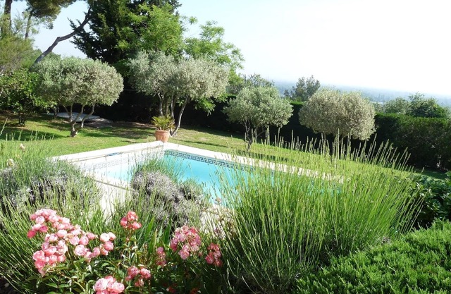 Beautiful villa with swimming pool in Provence near Avignon & Luberon, magnificent view