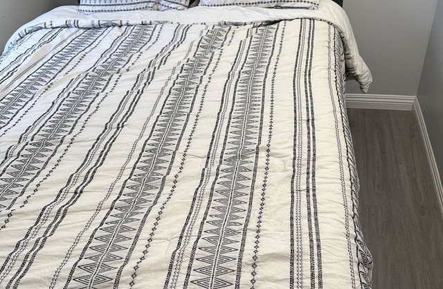 Beautiful 1 Bedroom, 1 Bath Entire Apartment with Air Conditioner, Fridge.