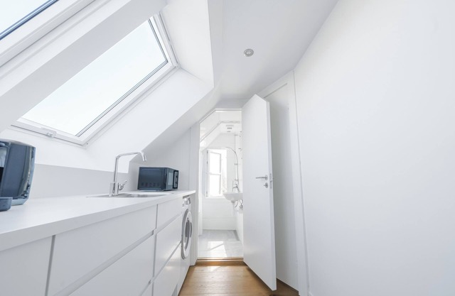 Beautiful 1-BR in a fantastic location - 211