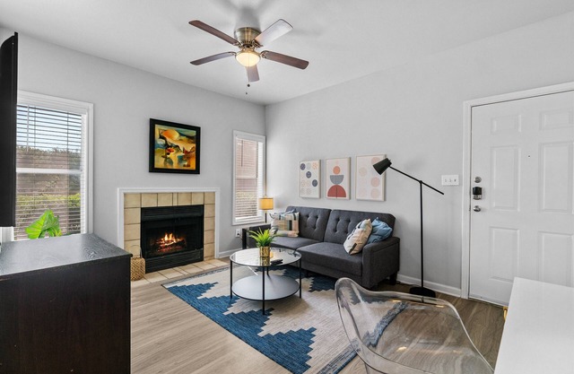 Beautiful 1br by the Domain