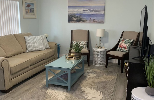 Beautiful 1st floor condo at the DIPLOMAT!nSteps to the beach!