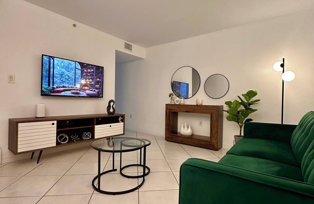 Beautiful 2/2.5 Condo w/free parking fast WiFi