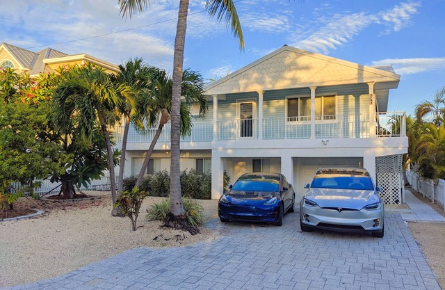 Beautiful 2/2 Waterfront Designer Home for your family vacation