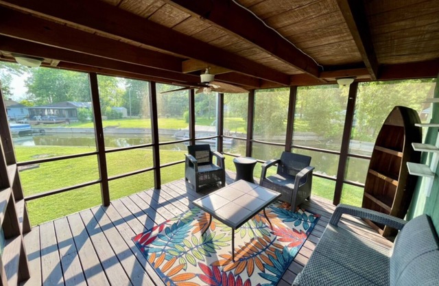 Beautiful 2 bd 1bath Lake cottage. boat dock , fire pit, screened porch
