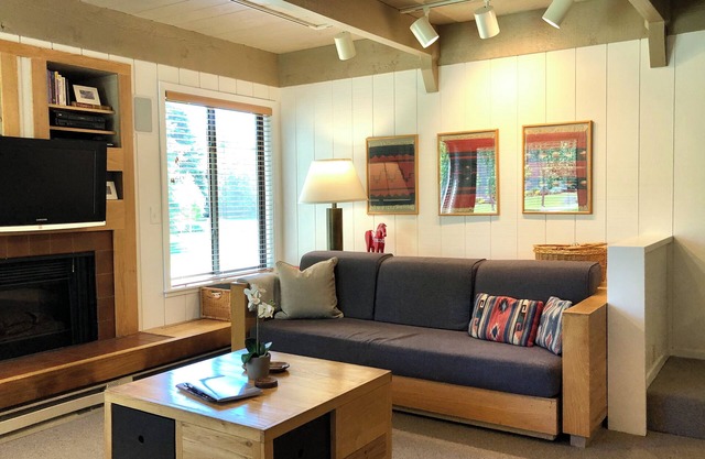 Beautiful 2-bedroom Sun Valley Condo with access to Sun Valley pool