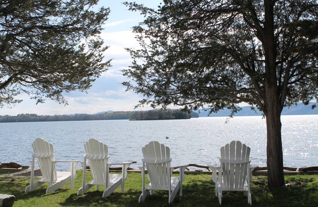 Beautiful 2 Bedroom, 2 Bathroom Lakefront/Bayfront Cottage on Lake Champlain