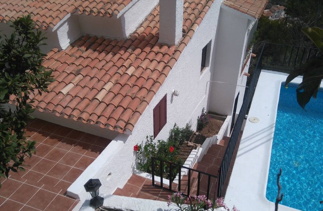 Beautiful 2 Bed Apartment In Mountainside Villa With Private Pool & Sea Views