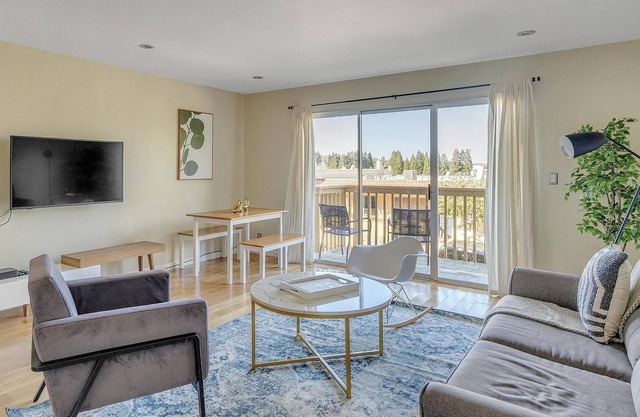 Beautiful 2BR Apt in Redwood City w/ Office