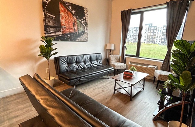 Beautiful 2BR Next to Airport 4581