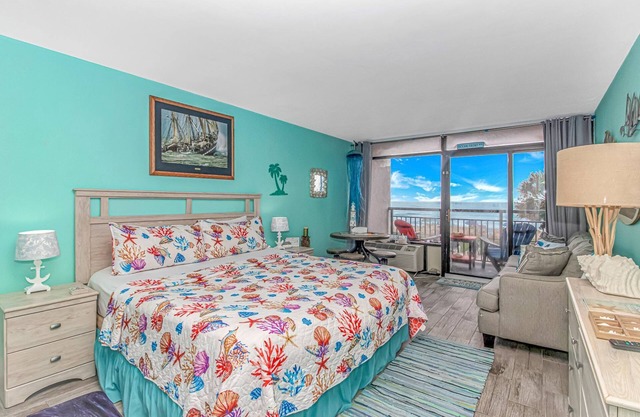Beautiful 2nd Floor Oceanfront Studio w/King Bed! Landmark 229