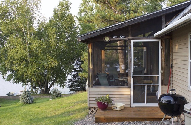Beautiful (3 bed) Lakeside Cabin on Private Lake