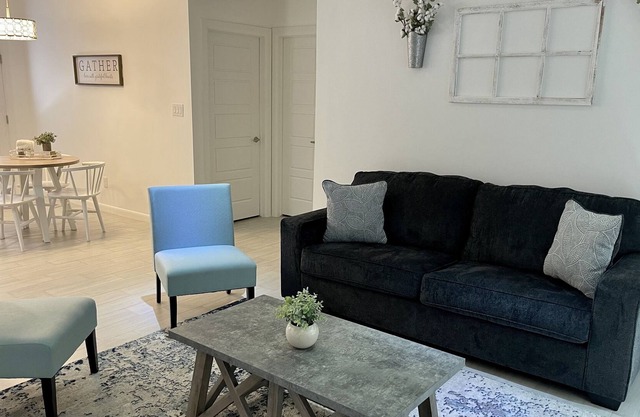 Beautiful 3 Bedroom Condo Near Airport
