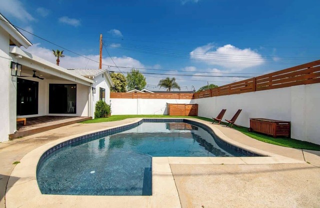 Beautiful 3 Bedrooms 3 Bath Large Home + Pool