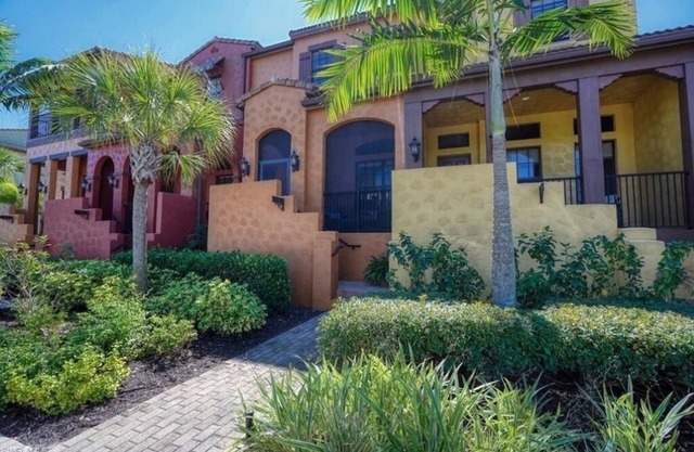 Beautiful 3 BR 2.5 Bath Paseo Townhome in a Quad