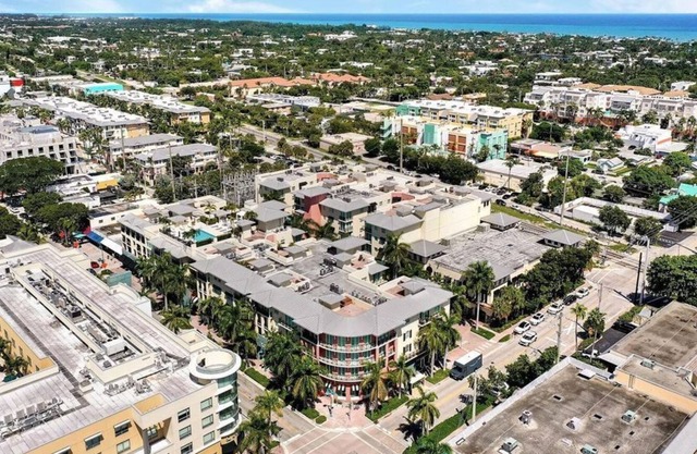 Beautiful 3 Br. Condo (230336) by Houzlet