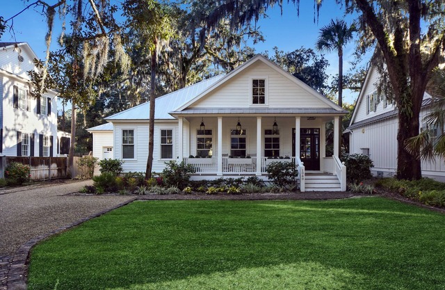 Beautiful 3 bed - 3 bath home located in Village Oaks