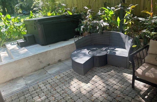 Beautiful 3br, 2ba Bungalow + Hot Tub