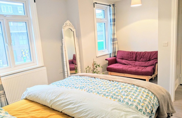 Beautiful 4 bed 2 bath home in central location with back garden