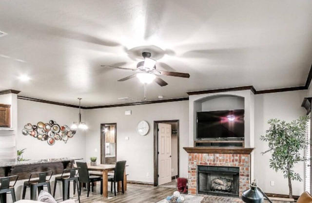 Beautiful 4 Bed House With King Bed & HOA Park