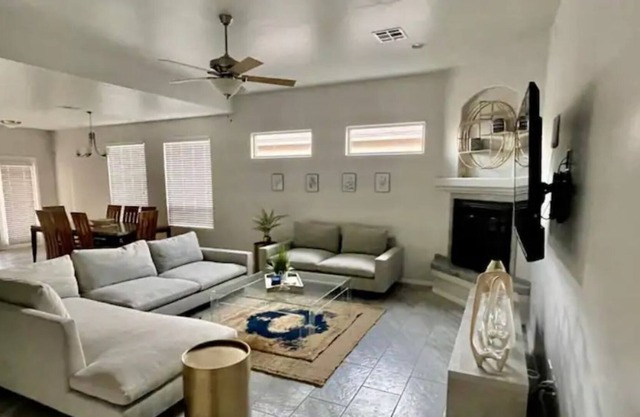 Beautiful 4 Bedroom Home: Clean and Spacious